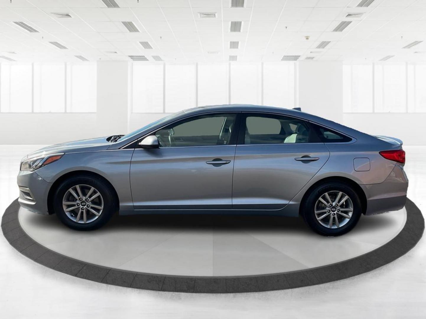 2015 Hyundai Sonata SE (5NPE24AF2FH) with an 2.4L I-4 gasoline direct injection engine, located at 1951 S Dayton Lakeview Rd., New Carlisle, OH, 45344, (937) 908-9800, 39.890999, -84.050255 - 2015 Hyundai Sonata SE - Photo#5