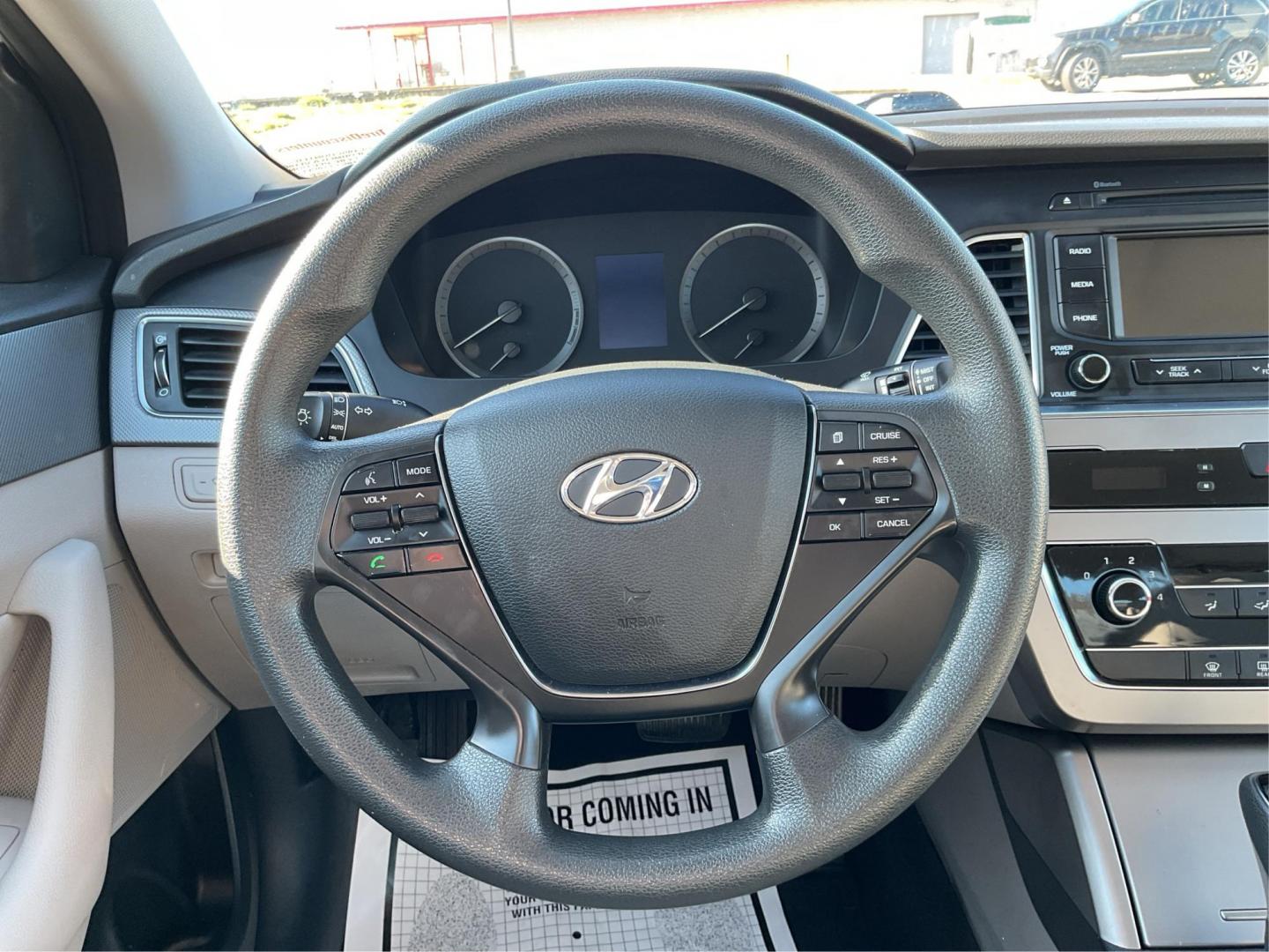 2015 Hyundai Sonata SE (5NPE24AF9FH) with an 2.4L I-4 gasoline direct injection engine, located at 1951 S Dayton Lakeview Rd., New Carlisle, OH, 45344, (937) 908-9800, 39.890999, -84.050255 - One Owner - Photo#15