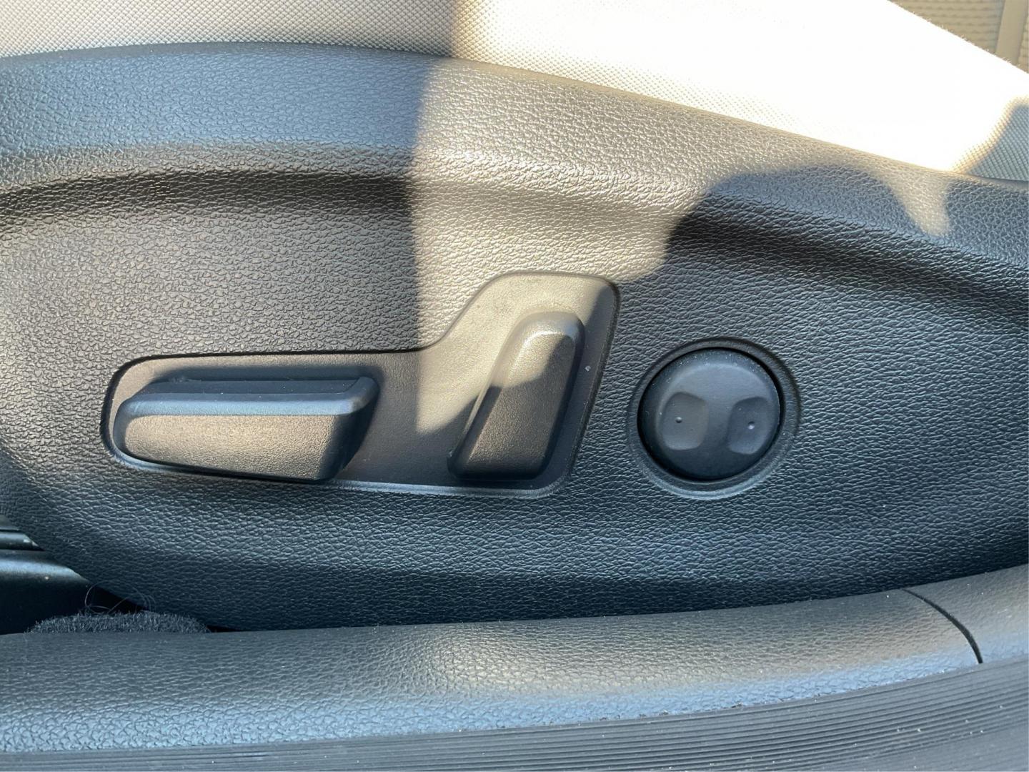 2015 Hyundai Sonata SE (5NPE24AF9FH) with an 2.4L I-4 gasoline direct injection engine, located at 1951 S Dayton Lakeview Rd., New Carlisle, OH, 45344, (937) 908-9800, 39.890999, -84.050255 - One Owner - Photo#16