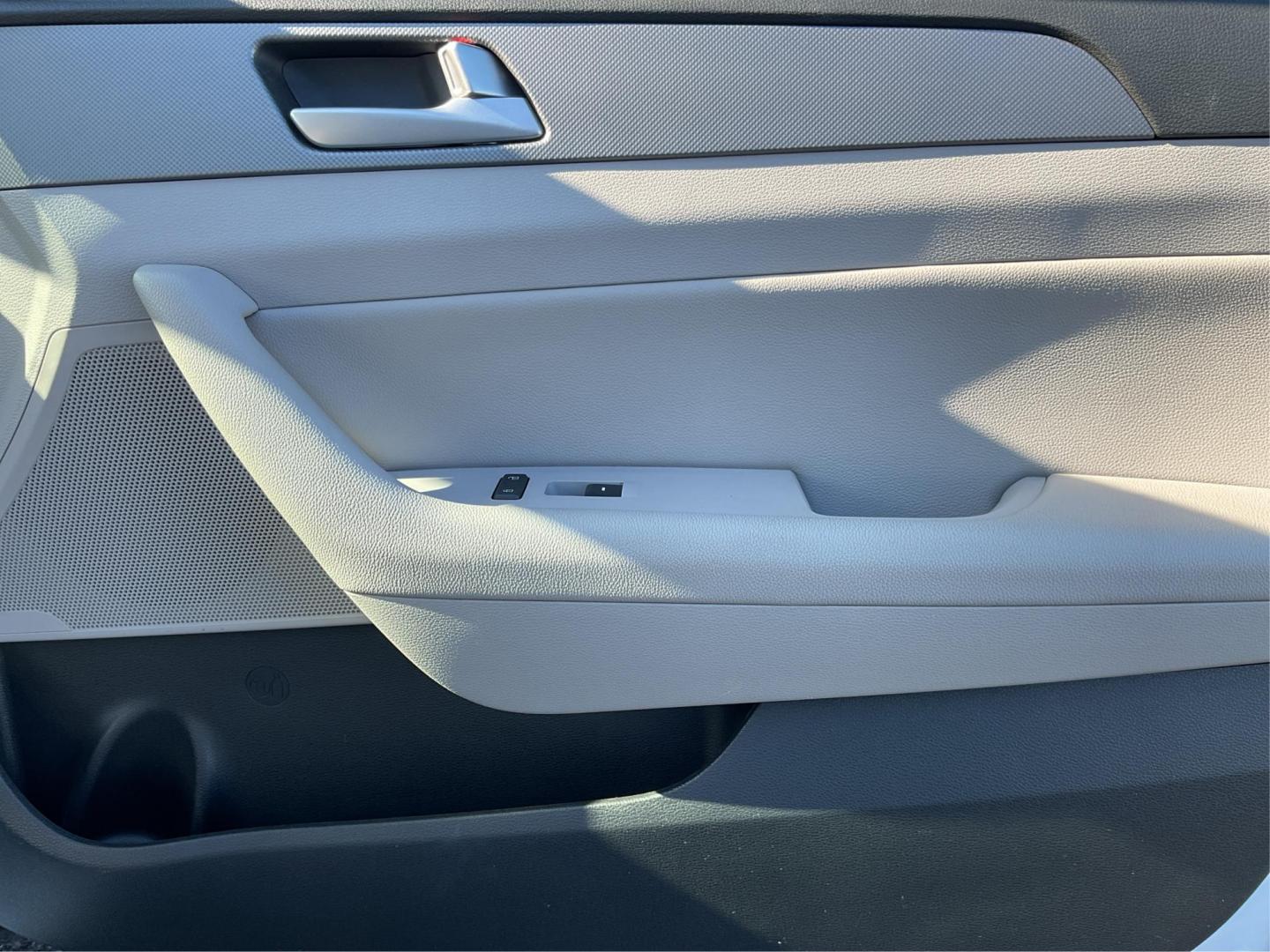 2015 Hyundai Sonata SE (5NPE24AF9FH) with an 2.4L I-4 gasoline direct injection engine, located at 1951 S Dayton Lakeview Rd., New Carlisle, OH, 45344, (937) 908-9800, 39.890999, -84.050255 - One Owner - Photo#18