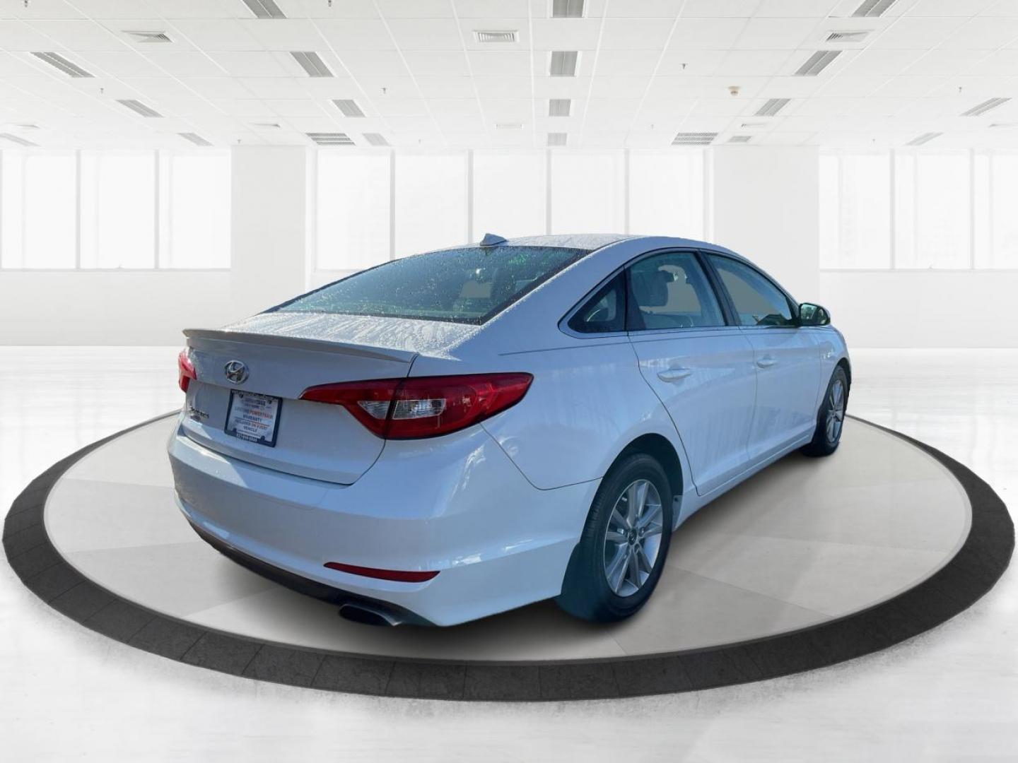 2015 Hyundai Sonata SE (5NPE24AF9FH) with an 2.4L I-4 gasoline direct injection engine, located at 1951 S Dayton Lakeview Rd., New Carlisle, OH, 45344, (937) 908-9800, 39.890999, -84.050255 - One Owner - Photo#2