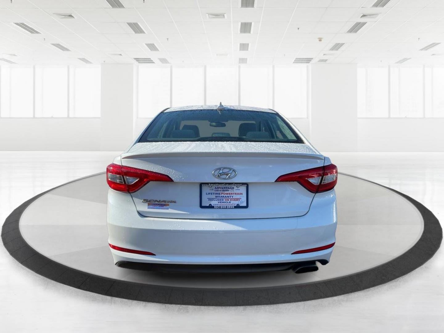 2015 Hyundai Sonata SE (5NPE24AF9FH) with an 2.4L I-4 gasoline direct injection engine, located at 1951 S Dayton Lakeview Rd., New Carlisle, OH, 45344, (937) 908-9800, 39.890999, -84.050255 - One Owner - Photo#3