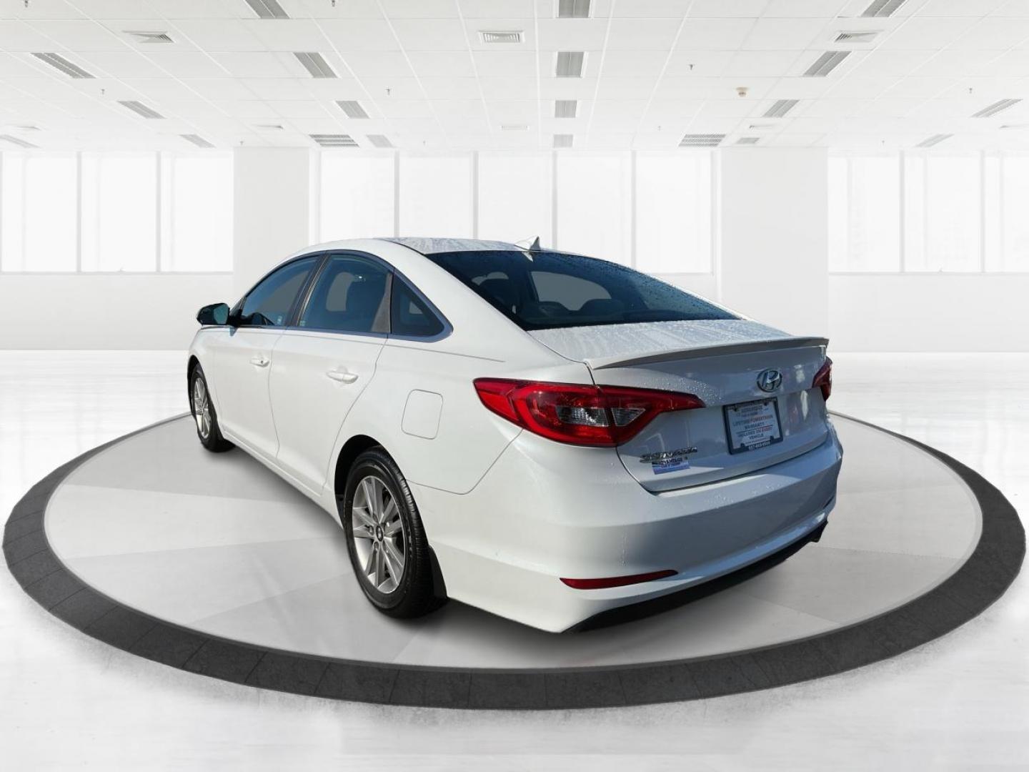 2015 Hyundai Sonata SE (5NPE24AF9FH) with an 2.4L I-4 gasoline direct injection engine, located at 1951 S Dayton Lakeview Rd., New Carlisle, OH, 45344, (937) 908-9800, 39.890999, -84.050255 - One Owner - Photo#4