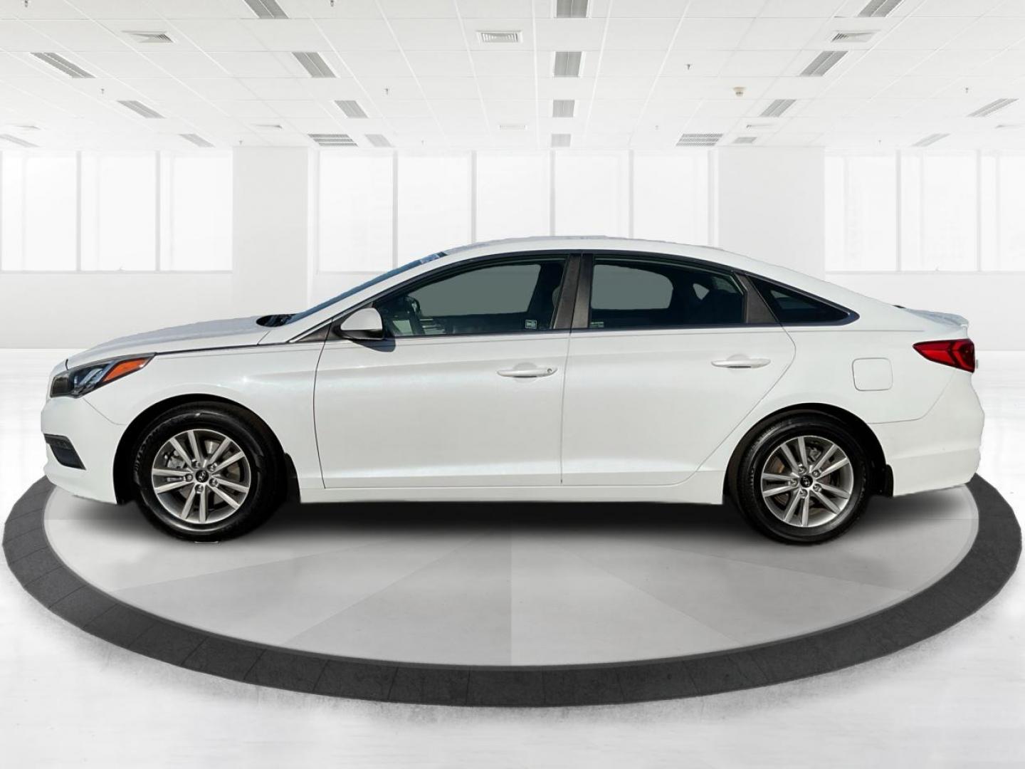 2015 Hyundai Sonata SE (5NPE24AF9FH) with an 2.4L I-4 gasoline direct injection engine, located at 1951 S Dayton Lakeview Rd., New Carlisle, OH, 45344, (937) 908-9800, 39.890999, -84.050255 - One Owner - Photo#5