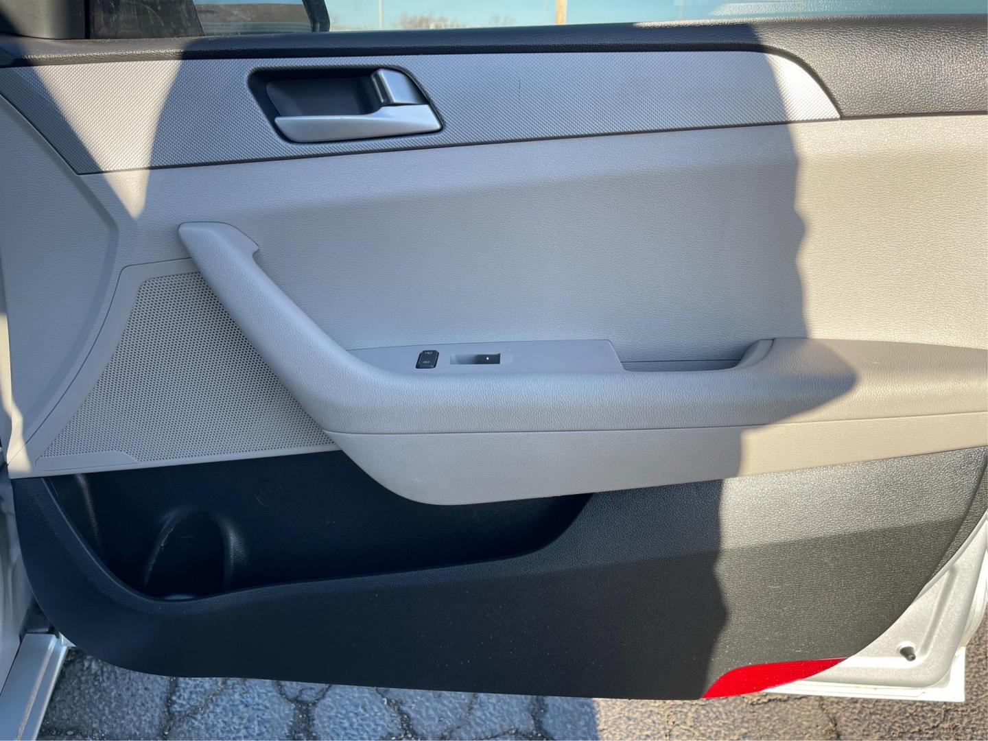 2015 Hyundai Sonata SE (5NPE24AFXFH) with an 2.4L L4 DOHC 16V engine, 7-Speed Automatic transmission, located at 880 E. National Road, Vandalia, OH, 45377, (937) 908-9800, 39.891918, -84.183594 - 2015 Hyundai Sonata SE - Photo#18