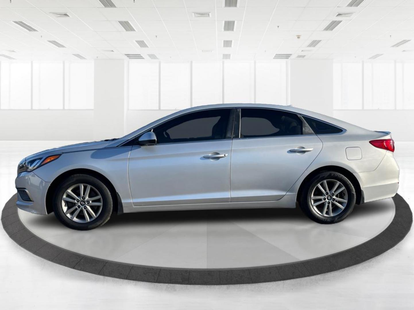 2015 Hyundai Sonata SE (5NPE24AFXFH) with an 2.4L L4 DOHC 16V engine, 7-Speed Automatic transmission, located at 880 E. National Road, Vandalia, OH, 45377, (937) 908-9800, 39.891918, -84.183594 - 2015 Hyundai Sonata SE - Photo#5