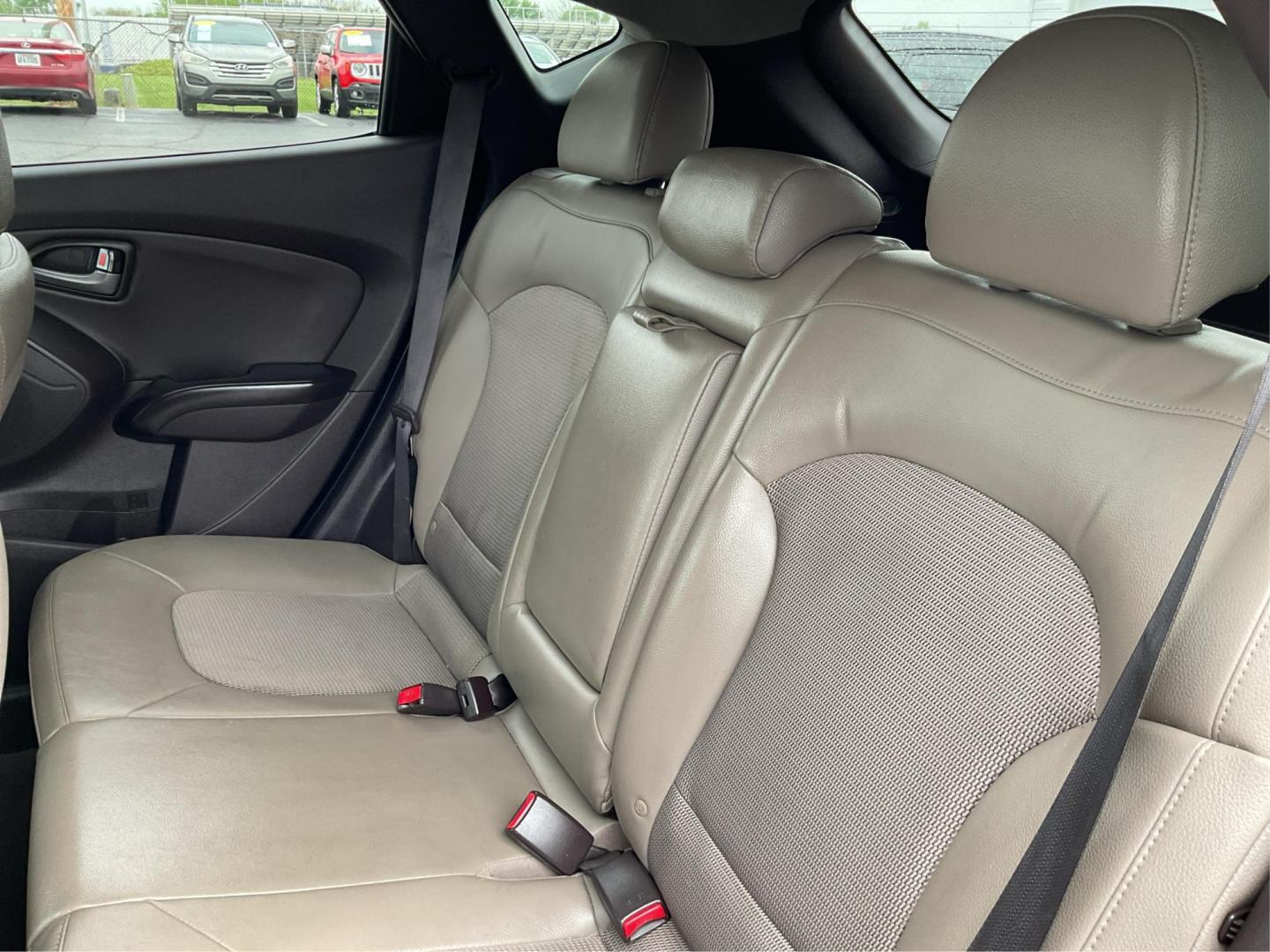2015 Hyundai Tucson SE (KM8JUCAG2FU) with an Theta II 2.4L I-4 gasoline direct injection engine, located at 880 E. National Road, Vandalia, OH, 45377, (937) 908-9800, 39.891918, -84.183594 - 2015 Hyundai Tucson SE - Photo#10