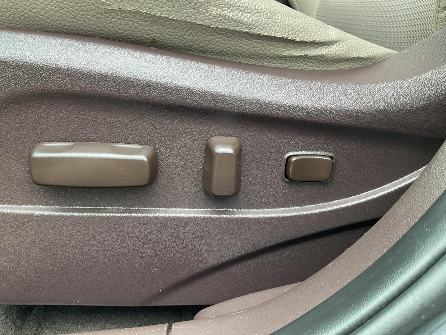 2015 Hyundai Tucson SE (KM8JUCAG2FU) with an Theta II 2.4L I-4 gasoline direct injection engine, located at 880 E. National Road, Vandalia, OH, 45377, (937) 908-9800, 39.891918, -84.183594 - 2015 Hyundai Tucson SE - Photo#17