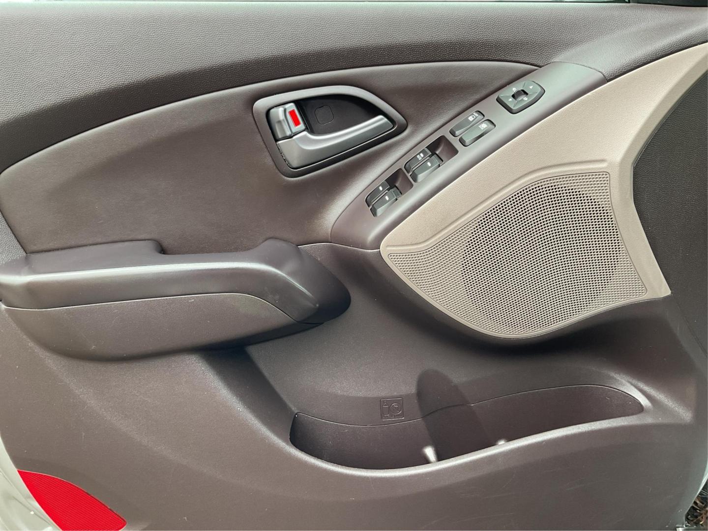2015 Hyundai Tucson SE (KM8JUCAG2FU) with an Theta II 2.4L I-4 gasoline direct injection engine, located at 880 E. National Road, Vandalia, OH, 45377, (937) 908-9800, 39.891918, -84.183594 - 2015 Hyundai Tucson SE - Photo#18