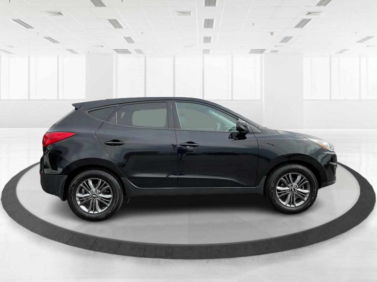2015 Hyundai Tucson GLS (KM8JTCAF1FU) with an Nu 2L I-4 gasoline direct injection engine, located at 1184 Kauffman Ave, Fairborn, OH, 45324, (937) 908-9800, 39.807072, -84.030914 - 2015 Hyundai Tucson GLS - Photo#1