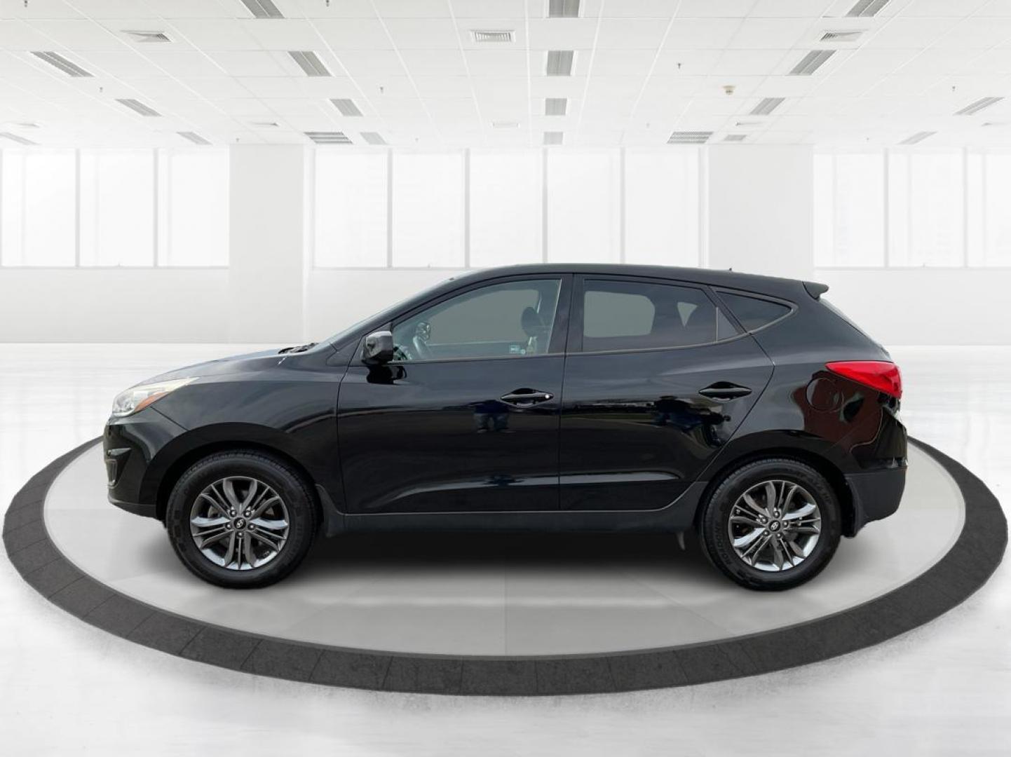 2015 Hyundai Tucson GLS (KM8JTCAF1FU) with an Nu 2L I-4 gasoline direct injection engine, located at 1184 Kauffman Ave, Fairborn, OH, 45324, (937) 908-9800, 39.807072, -84.030914 - 2015 Hyundai Tucson GLS - Photo#4