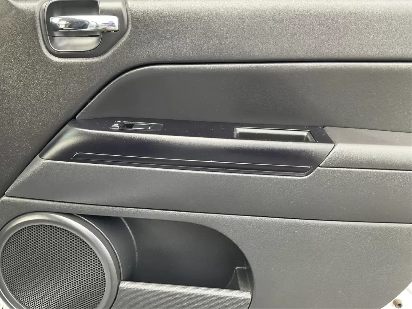 2015 Jeep Compass Sport (1C4NJDBB6FD) with an 2.4L I-4 DOHC engine, located at 880 E. National Road, Vandalia, OH, 45377, (937) 908-9800, 39.891918, -84.183594 - **Explore Adventure and Comfort with the 2015 Jeep Compass Sport at Advantage Car and Credit!**<br /> <br /> Whether you're navigating your daily commute or embarking on a weekend getaway, the 2015 Jeep Compass Sport is designed with versatility in mind. With a spacious interior and rugged capabilit - Photo#18