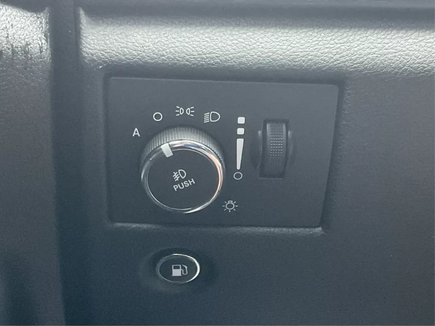 2015 Jeep Grand Cherokee Laredo (1C4RJFAG7FC) with an 3.6L V-6 DOHC engine, located at 8750 N County Rd 25A, Piqua, OH, 45356, (937) 908-9800, 40.164391, -84.232513 - 2015 Jeep Grand Cherokee Laredo - Photo#16