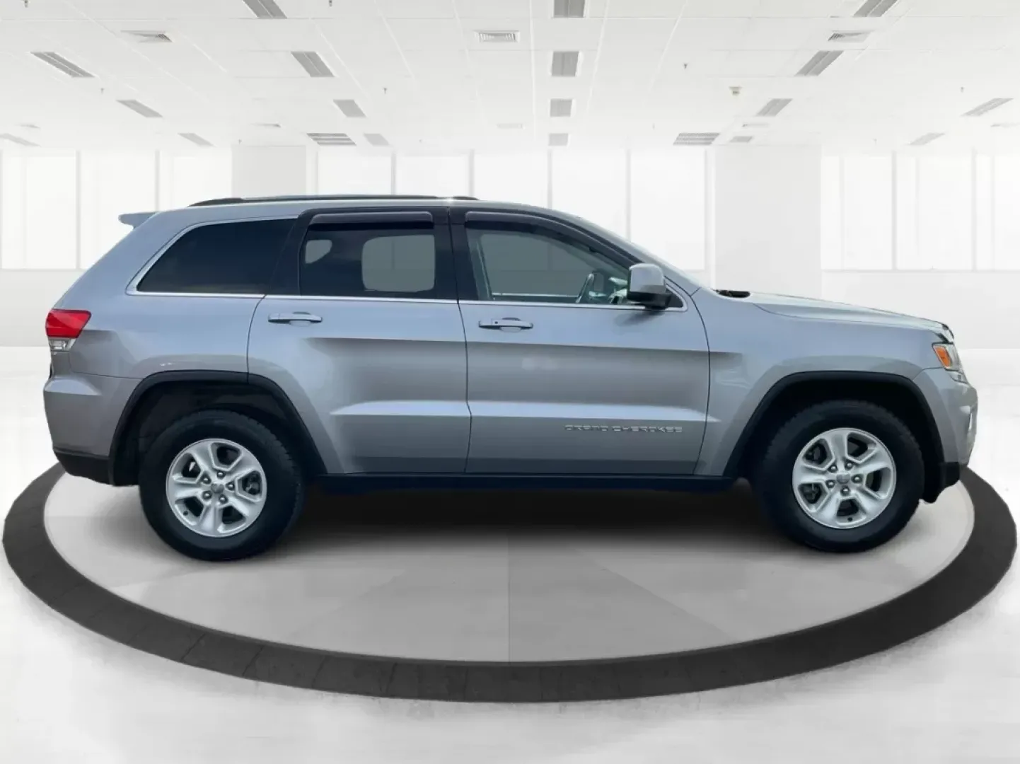 2015 Jeep Grand Cherokee Laredo (1C4RJEAG1FC) with an 3.6L V-6 DOHC engine, located at 4508 South Dixie Dr, Moraine, OH, 45439, (937) 908-9800, 39.689976, -84.218452 - **Discover Adventure with the 2015 Jeep Grand Cherokee Laredo: Your Ideal SUV for Every Journey!**<br /> <br /> Are you searching for the perfect SUV that caters to your adventurous lifestyle? Look no further than this stunning 2015 Jeep Grand Cherokee Laredo, available at Advantage Car and Credit i - Photo#1