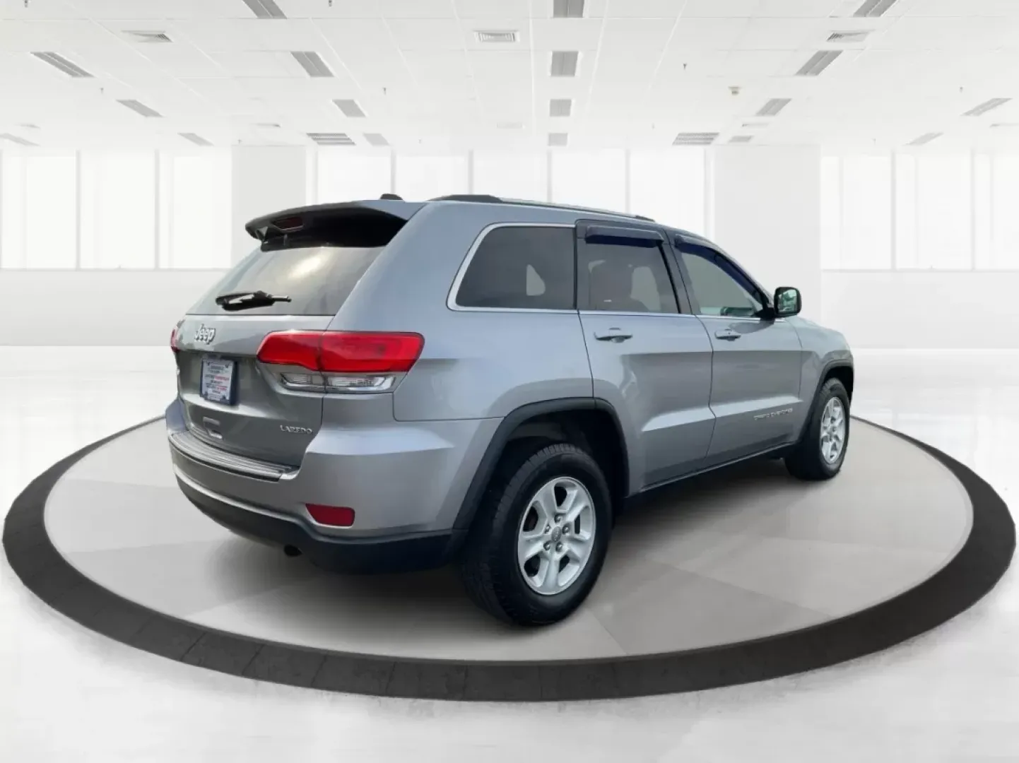 2015 Jeep Grand Cherokee Laredo (1C4RJEAG1FC) with an 3.6L V-6 DOHC engine, located at 4508 South Dixie Dr, Moraine, OH, 45439, (937) 908-9800, 39.689976, -84.218452 - **Discover Adventure with the 2015 Jeep Grand Cherokee Laredo: Your Ideal SUV for Every Journey!**<br /> <br /> Are you searching for the perfect SUV that caters to your adventurous lifestyle? Look no further than this stunning 2015 Jeep Grand Cherokee Laredo, available at Advantage Car and Credit i - Photo#2