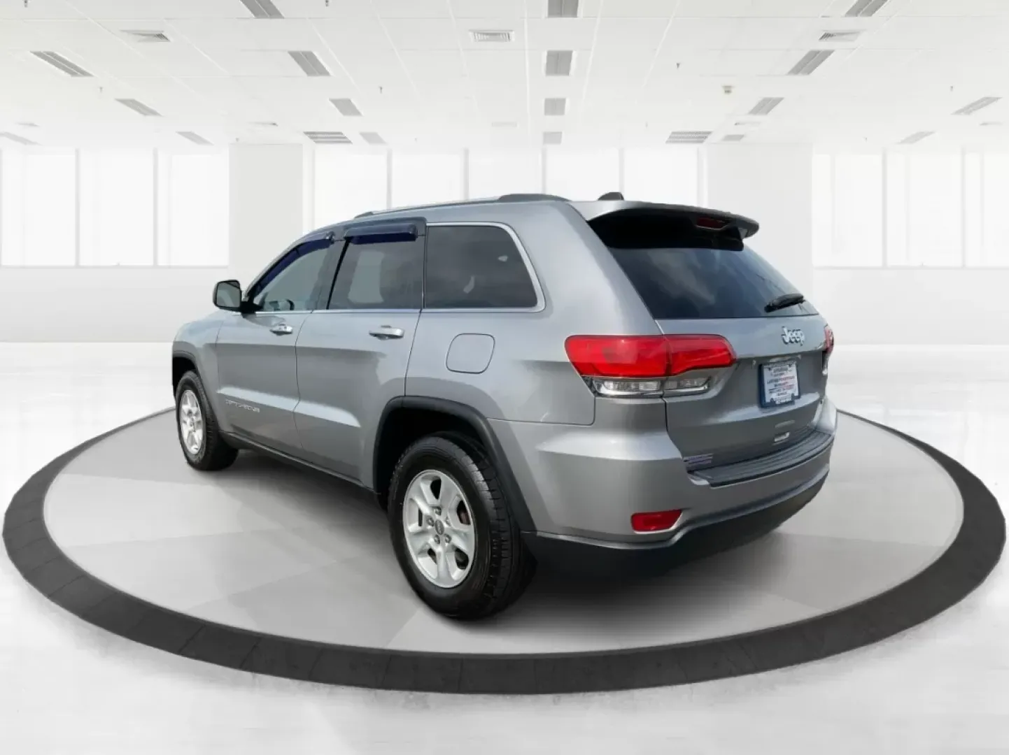 2015 Jeep Grand Cherokee Laredo (1C4RJEAG1FC) with an 3.6L V-6 DOHC engine, located at 4508 South Dixie Dr, Moraine, OH, 45439, (937) 908-9800, 39.689976, -84.218452 - **Discover Adventure with the 2015 Jeep Grand Cherokee Laredo: Your Ideal SUV for Every Journey!**<br /> <br /> Are you searching for the perfect SUV that caters to your adventurous lifestyle? Look no further than this stunning 2015 Jeep Grand Cherokee Laredo, available at Advantage Car and Credit i - Photo#4