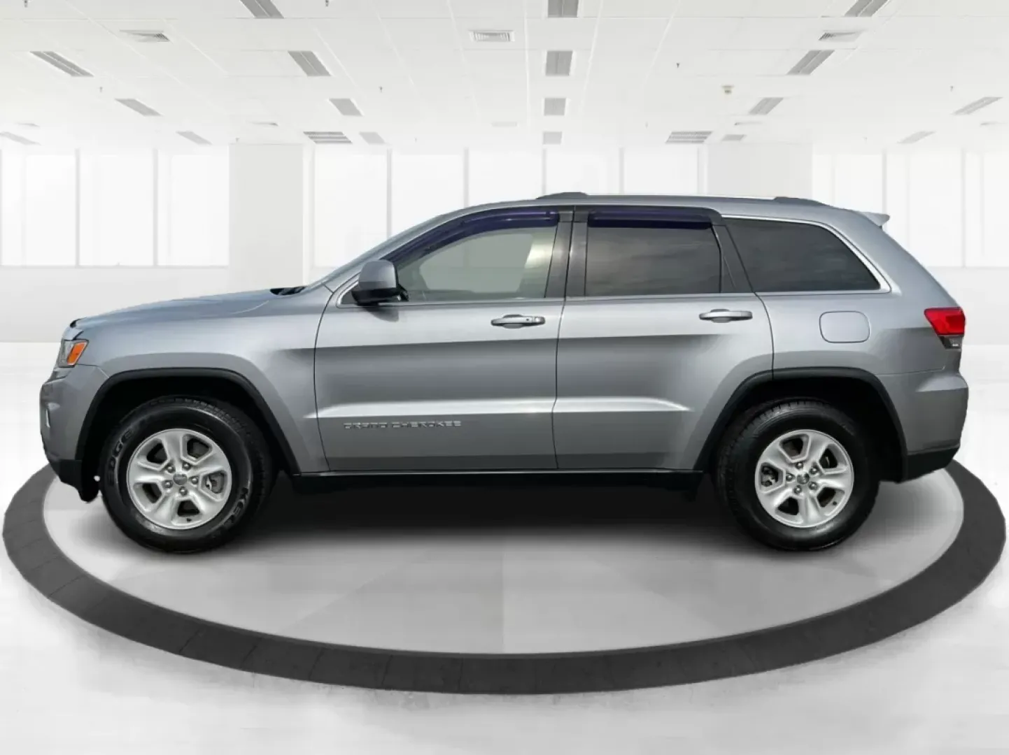 2015 Jeep Grand Cherokee Laredo (1C4RJEAG1FC) with an 3.6L V-6 DOHC engine, located at 4508 South Dixie Dr, Moraine, OH, 45439, (937) 908-9800, 39.689976, -84.218452 - **Discover Adventure with the 2015 Jeep Grand Cherokee Laredo: Your Ideal SUV for Every Journey!**<br /> <br /> Are you searching for the perfect SUV that caters to your adventurous lifestyle? Look no further than this stunning 2015 Jeep Grand Cherokee Laredo, available at Advantage Car and Credit i - Photo#5