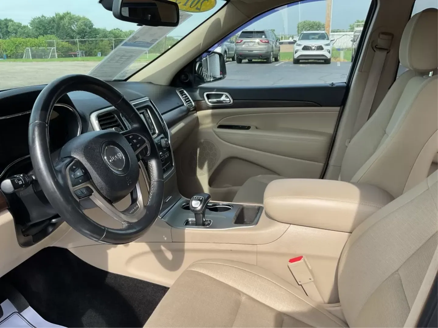2015 Jeep Grand Cherokee Laredo (1C4RJEAG1FC) with an 3.6L V-6 DOHC engine, located at 4508 South Dixie Dr, Moraine, OH, 45439, (937) 908-9800, 39.689976, -84.218452 - **Discover Adventure with the 2015 Jeep Grand Cherokee Laredo: Your Ideal SUV for Every Journey!**<br /> <br /> Are you searching for the perfect SUV that caters to your adventurous lifestyle? Look no further than this stunning 2015 Jeep Grand Cherokee Laredo, available at Advantage Car and Credit i - Photo#8