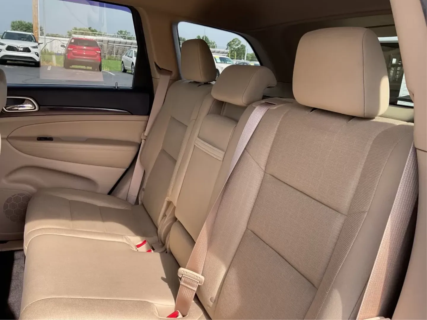 2015 Jeep Grand Cherokee Laredo (1C4RJEAG1FC) with an 3.6L V-6 DOHC engine, located at 4508 South Dixie Dr, Moraine, OH, 45439, (937) 908-9800, 39.689976, -84.218452 - **Discover Adventure with the 2015 Jeep Grand Cherokee Laredo: Your Ideal SUV for Every Journey!**<br /> <br /> Are you searching for the perfect SUV that caters to your adventurous lifestyle? Look no further than this stunning 2015 Jeep Grand Cherokee Laredo, available at Advantage Car and Credit i - Photo#9