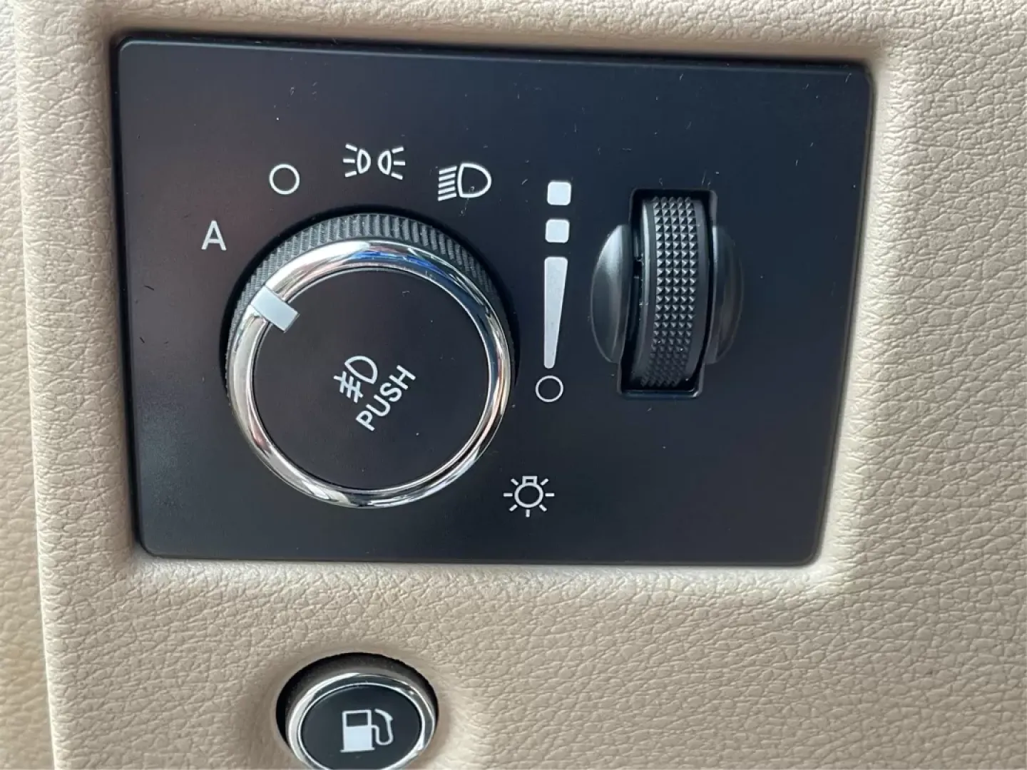 2015 Jeep Grand Cherokee Laredo (1C4RJEAG1FC) with an 3.6L V-6 DOHC engine, located at 4508 South Dixie Dr, Moraine, OH, 45439, (937) 908-9800, 39.689976, -84.218452 - **Discover Adventure with the 2015 Jeep Grand Cherokee Laredo: Your Ideal SUV for Every Journey!**<br /> <br /> Are you searching for the perfect SUV that caters to your adventurous lifestyle? Look no further than this stunning 2015 Jeep Grand Cherokee Laredo, available at Advantage Car and Credit i - Photo#16
