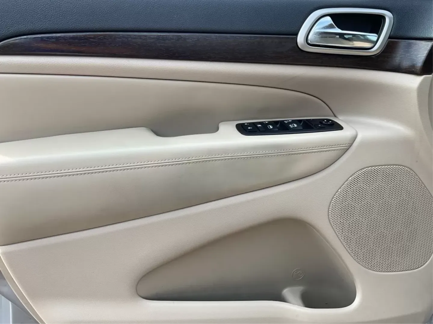 2015 Jeep Grand Cherokee Laredo (1C4RJEAG1FC) with an 3.6L V-6 DOHC engine, located at 4508 South Dixie Dr, Moraine, OH, 45439, (937) 908-9800, 39.689976, -84.218452 - **Discover Adventure with the 2015 Jeep Grand Cherokee Laredo: Your Ideal SUV for Every Journey!**<br /> <br /> Are you searching for the perfect SUV that caters to your adventurous lifestyle? Look no further than this stunning 2015 Jeep Grand Cherokee Laredo, available at Advantage Car and Credit i - Photo#18