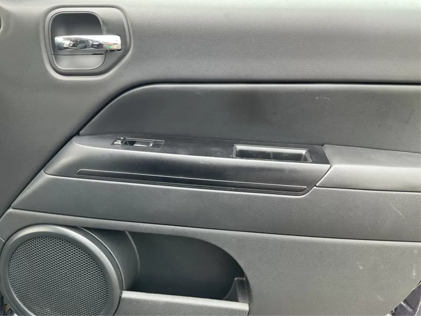 2015 Jeep Patriot Sport 2WD (1C4NJPBAXFD) with an 2.0L L4 DOHC 16V engine, located at 8750 N County Rd 25A, Piqua, OH, 45356, (937) 908-9800, 40.164391, -84.232513 - 2015 Jeep Patriot Sport 2WD - Photo#18