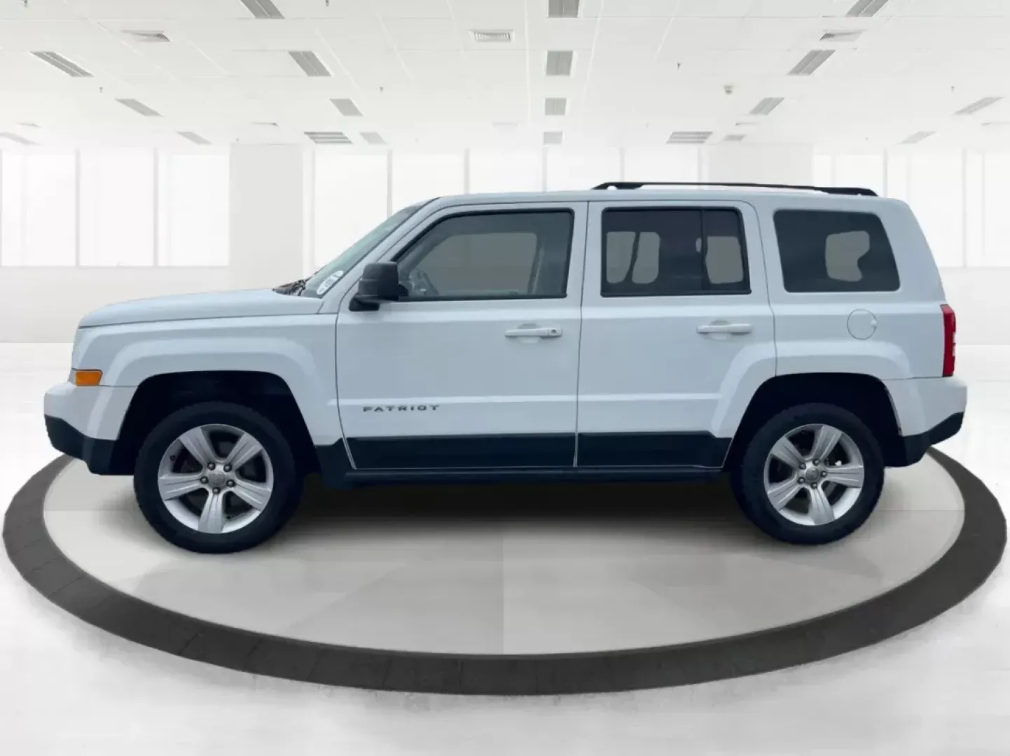 2015 Jeep Patriot Latitude (1C4NJRFB0FD) with an 2.4L I-4 DOHC engine, located at 4508 South Dixie Dr, Moraine, OH, 45439, (937) 908-9800, 39.689976, -84.218452 - Looking for the perfect vehicle that can keep up with your adventurous lifestyle and handle daily commutes with ease? The 2015 Jeep Patriot Latitude might just be the ideal fit for you! This SUV is specifically designed for those who enjoy weekend getaways, road trips with friends, or simply need a - Photo#5