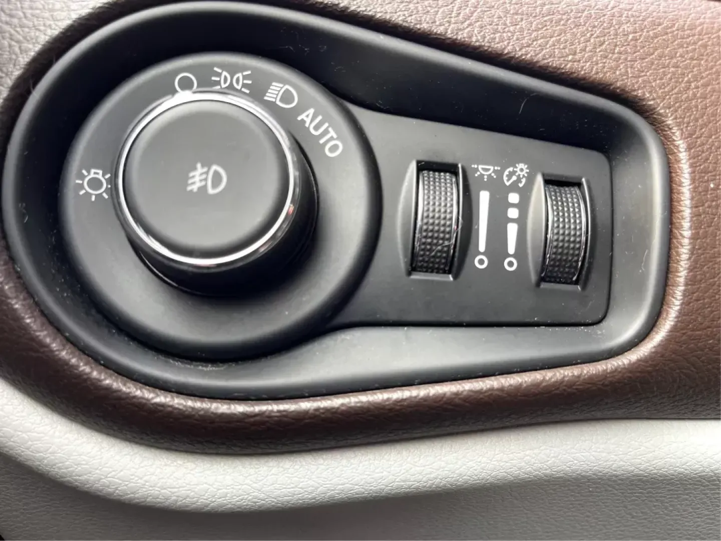 2015 Jeep Renegade Latitude 4WD (ZACCJBBT2FP) with an 2.4L L4 DOHC 16V engine, 6-Speed Manual transmission, located at 1184 Kauffman Ave, Fairborn, OH, 45324, (937) 908-9800, 39.807072, -84.030914 - 2015 Jeep Renegade Latitude 4WD - Photo#17