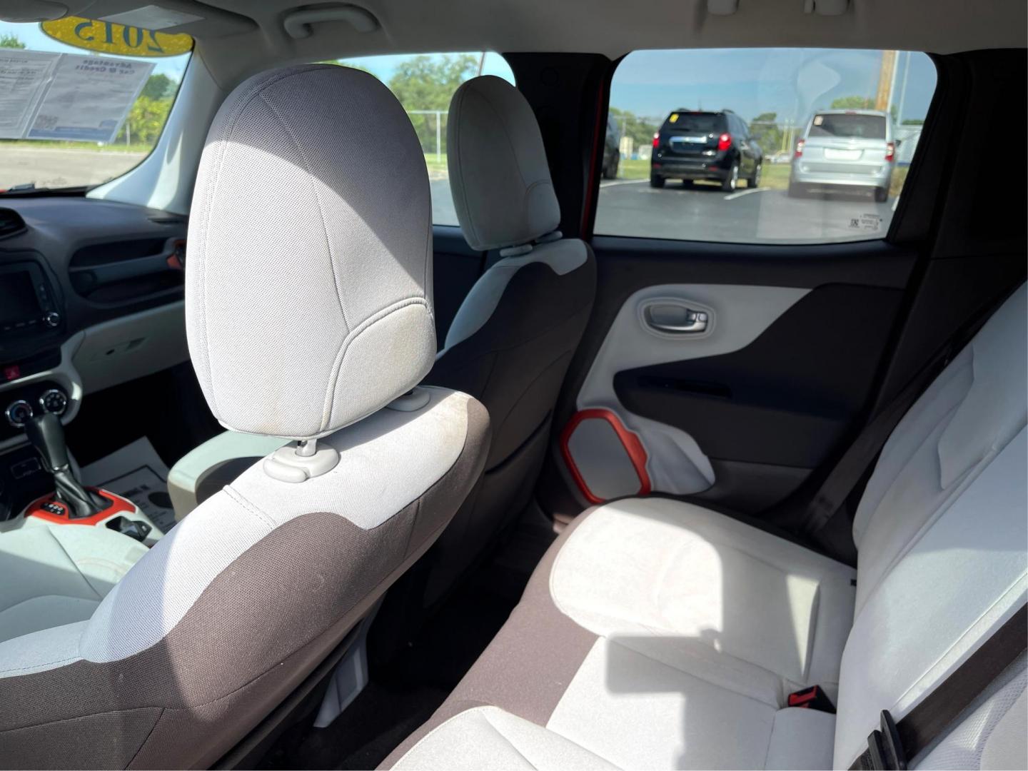2015 Jeep Renegade Latitude 4WD (ZACCJBBT2FP) with an 2.4L L4 DOHC 16V engine, 6-Speed Manual transmission, located at 1184 Kauffman Ave, Fairborn, OH, 45324, (937) 908-9800, 39.807072, -84.030914 - 2015 Jeep Renegade Latitude 4WD - Photo#9