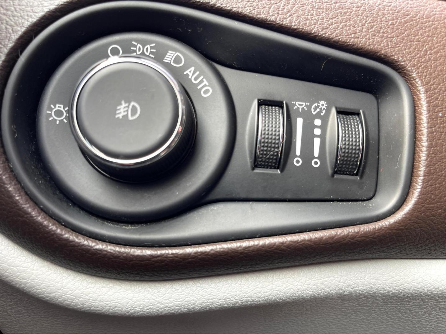 2015 Jeep Renegade Latitude 4WD (ZACCJBBT2FP) with an 2.4L L4 DOHC 16V engine, 6-Speed Manual transmission, located at 1184 Kauffman Ave, Fairborn, OH, 45324, (937) 908-9800, 39.807072, -84.030914 - 2015 Jeep Renegade Latitude 4WD - Photo#16