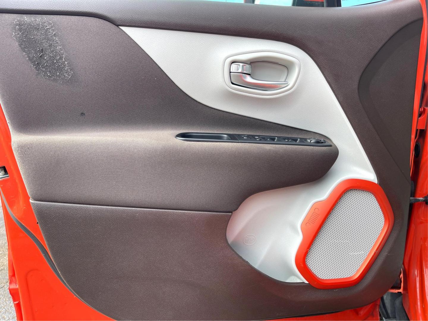 2015 Jeep Renegade Latitude 4WD (ZACCJBBT2FP) with an 2.4L L4 DOHC 16V engine, 6-Speed Manual transmission, located at 1184 Kauffman Ave, Fairborn, OH, 45324, (937) 908-9800, 39.807072, -84.030914 - 2015 Jeep Renegade Latitude 4WD - Photo#18
