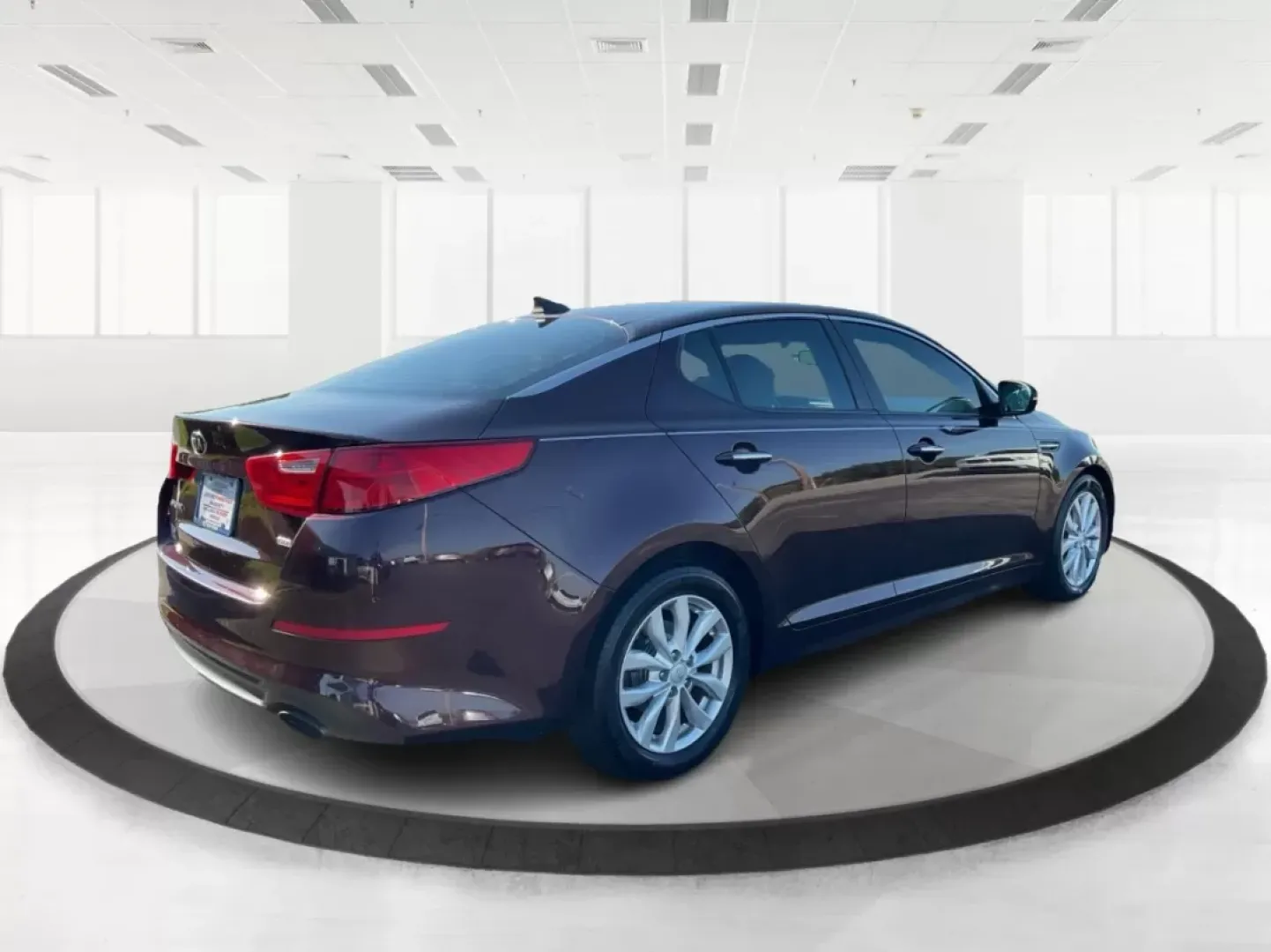 2015 Kia Optima LX (5XXGM4A72FG) with an Theta II 2.4L I-4 gasoline direct injection engine, located at 1951 S Dayton Lakeview Rd., New Carlisle, OH, 45344, (937) 908-9800, 39.890999, -84.050255 - **Discover the Perfect Blend of Comfort and Reliability with This 2015 Kia Optima LX Ideal for Your Daily Commute or Family Road Trips!**<br /> <br /> Are you ready to elevate your driving experience? The 2015 Kia Optima LX, available at Advantage Car and Credit in Fairborn, OH, is the answer to yo - Photo#2