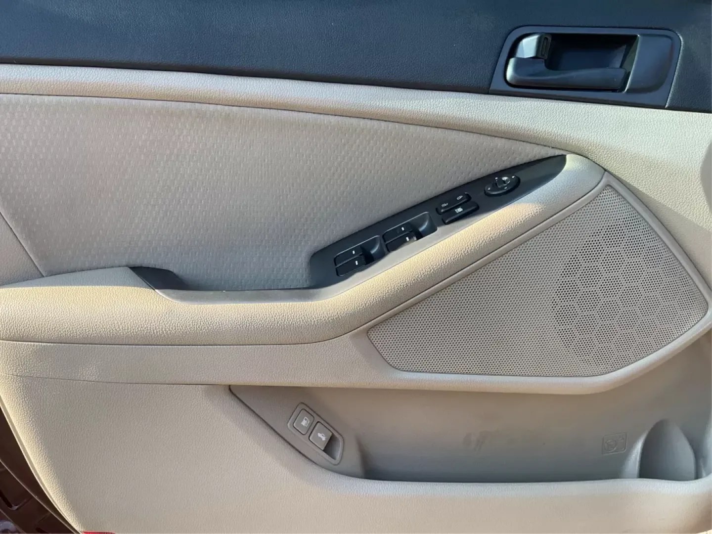 2015 Kia Optima LX (5XXGM4A72FG) with an Theta II 2.4L I-4 gasoline direct injection engine, located at 1951 S Dayton Lakeview Rd., New Carlisle, OH, 45344, (937) 908-9800, 39.890999, -84.050255 - **Discover the Perfect Blend of Comfort and Reliability with This 2015 Kia Optima LX Ideal for Your Daily Commute or Family Road Trips!**<br /> <br /> Are you ready to elevate your driving experience? The 2015 Kia Optima LX, available at Advantage Car and Credit in Fairborn, OH, is the answer to yo - Photo#16