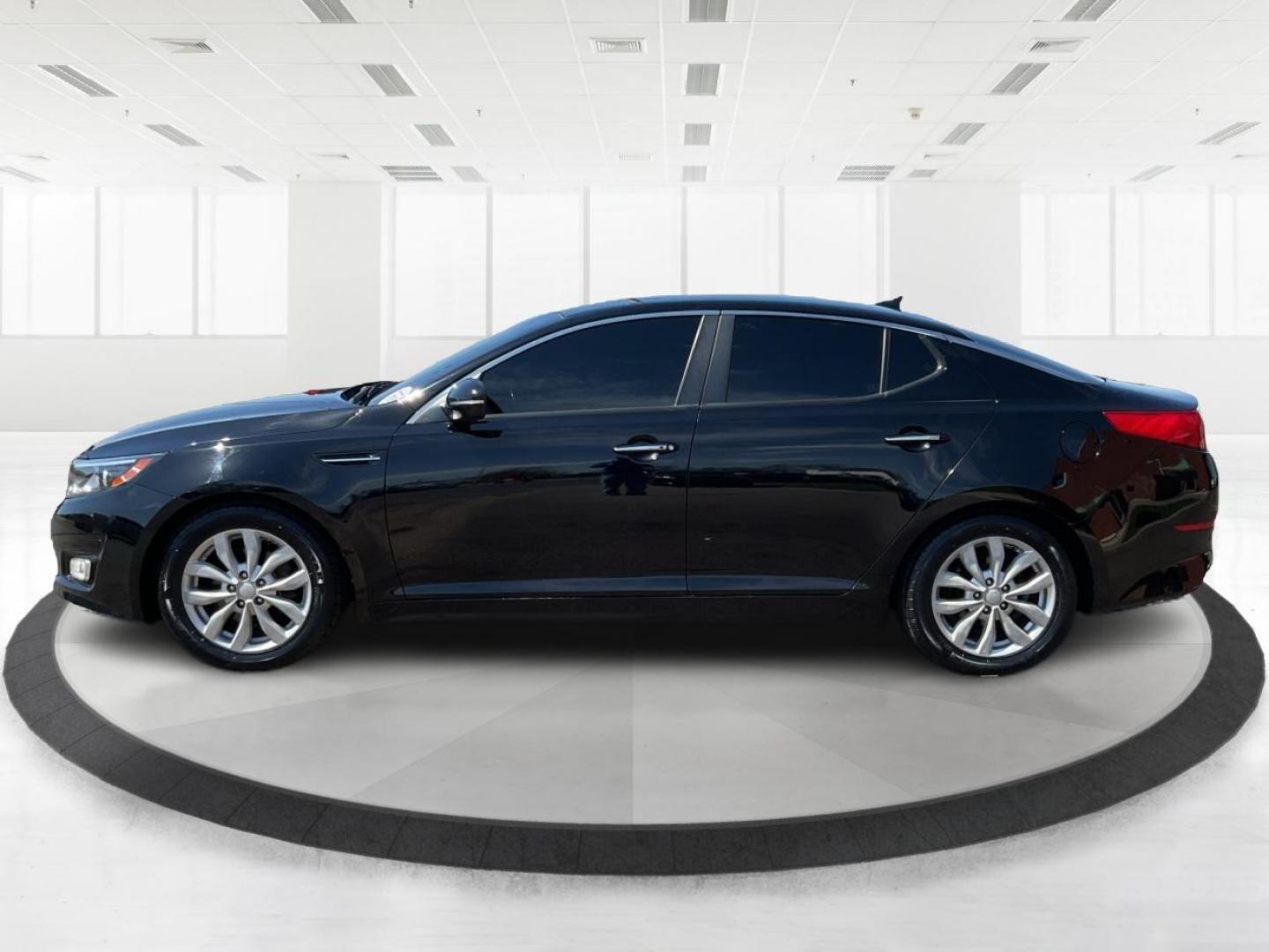 2015 Kia Optima EX (5XXGN4A72FG) with an Theta II 2.4L I-4 gasoline direct injection engine, located at 1951 S Dayton Lakeview Rd., New Carlisle, OH, 45344, (937) 908-9800, 39.890999, -84.050255 - 2015 Kia Optima EX - Photo#5