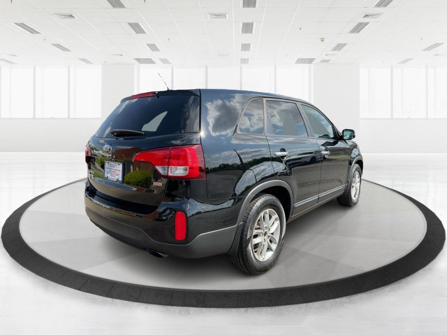 2015 Kia Sorento LX (5XYKT3A69FG) with an 2.4L I-4 gasoline direct injection engine, located at 1230 East Main St, Xenia, OH, 45385, (937) 908-9800, 39.688026, -83.910172 - 2015 Kia Sorento LX - Photo#2