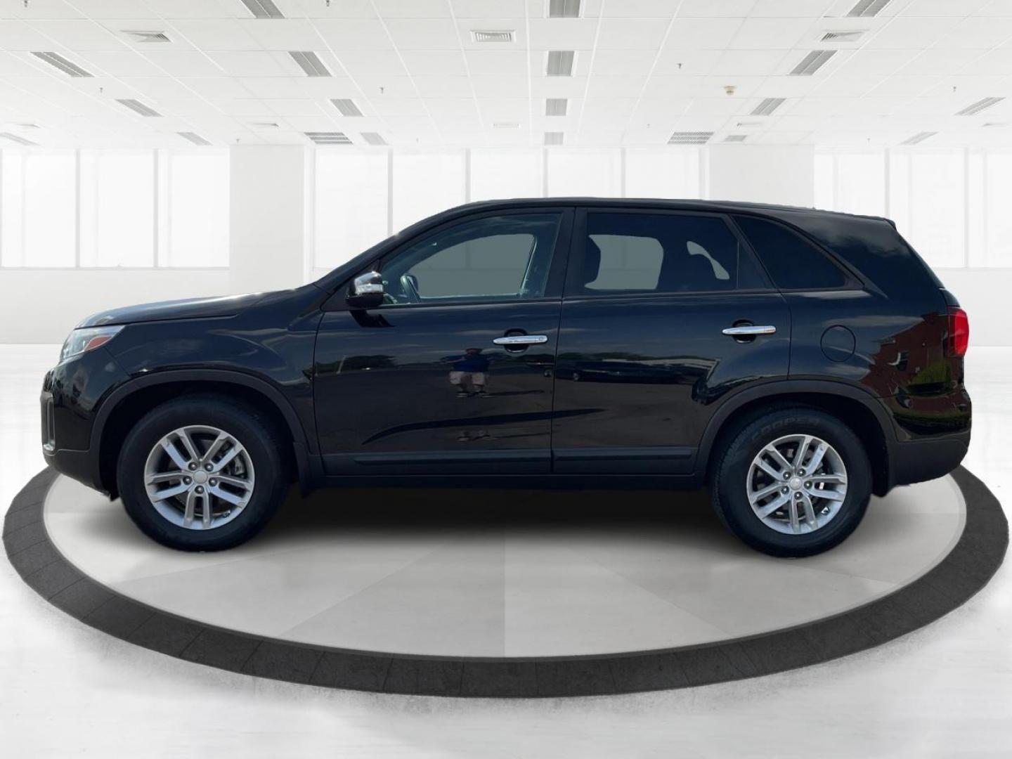 2015 Kia Sorento LX (5XYKT3A69FG) with an 2.4L I-4 gasoline direct injection engine, located at 1230 East Main St, Xenia, OH, 45385, (937) 908-9800, 39.688026, -83.910172 - 2015 Kia Sorento LX - Photo#5