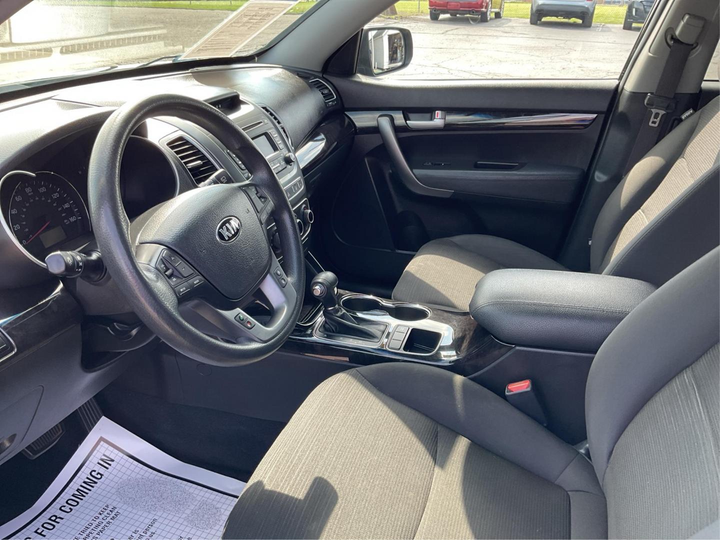 2015 Kia Sorento LX (5XYKT3A69FG) with an 2.4L I-4 gasoline direct injection engine, located at 1230 East Main St, Xenia, OH, 45385, (937) 908-9800, 39.688026, -83.910172 - 2015 Kia Sorento LX - Photo#8
