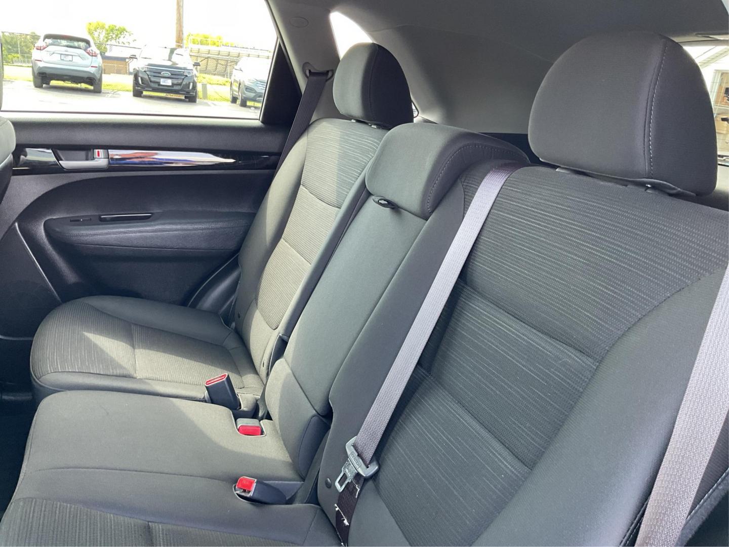 2015 Kia Sorento LX (5XYKT3A69FG) with an 2.4L I-4 gasoline direct injection engine, located at 1230 East Main St, Xenia, OH, 45385, (937) 908-9800, 39.688026, -83.910172 - 2015 Kia Sorento LX - Photo#9