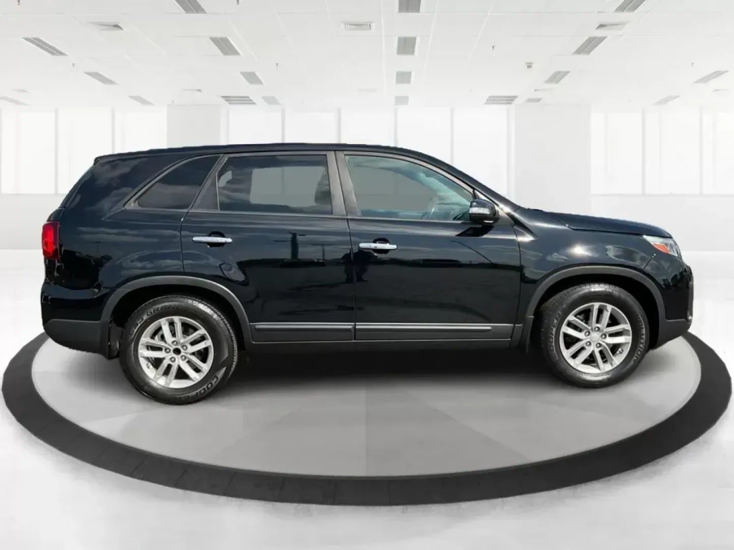 2015 Kia Sorento LX (5XYKT3A69FG) with an 2.4L I-4 gasoline direct injection engine, located at 1230 East Main St, Xenia, OH, 45385, (937) 908-9800, 39.688026, -83.910172 - Are you seeking a versatile vehicle that can effortlessly fit into your lifestyle, from family errands to weekend getaways? Look no further than this 2015 Kia Sorento LX, available now at Advantage Car and Credit in Fairborn, OH. With its spacious interior, advanced safety features, and impressive f - Photo#1