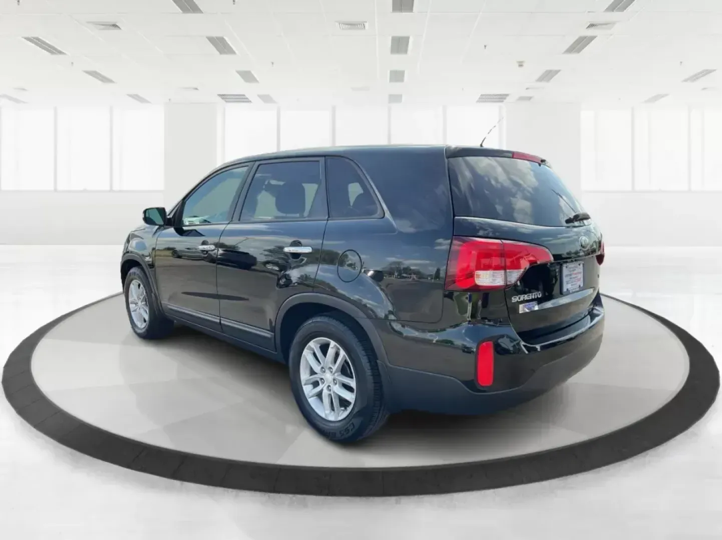 2015 Kia Sorento LX (5XYKT3A69FG) with an 2.4L I-4 gasoline direct injection engine, located at 1230 East Main St, Xenia, OH, 45385, (937) 908-9800, 39.688026, -83.910172 - Are you seeking a versatile vehicle that can effortlessly fit into your lifestyle, from family errands to weekend getaways? Look no further than this 2015 Kia Sorento LX, available now at Advantage Car and Credit in Fairborn, OH. With its spacious interior, advanced safety features, and impressive f - Photo#3