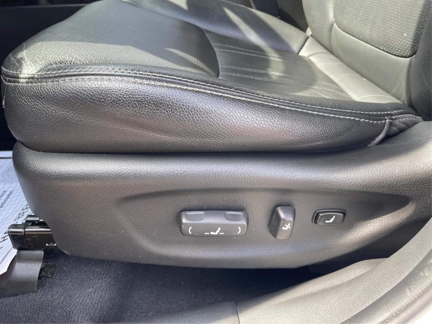 2015 Kia Sorento EX V6 (5XYKU4A74FG) with an Lambda II 3.3L V-6 gasoline direct injection engine, located at 8750 N County Rd 25A, Piqua, OH, 45356, (937) 908-9800, 40.164391, -84.232513 - 2015 Kia Sorento EX V6 - Photo#17