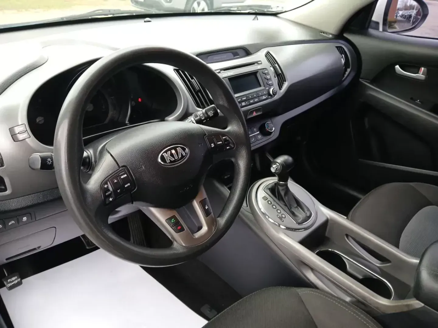 2015 Kia Sportage LX FWD (KNDPB3AC9F7) with an 2.4L V6 DOHC 24V engine, 6-Speed Automatic transmission, located at 880 E. National Road, Vandalia, OH, 45377, (937) 908-9800, 39.891918, -84.183594 - 2015 Kia Sportage LX FWD - Photo#8