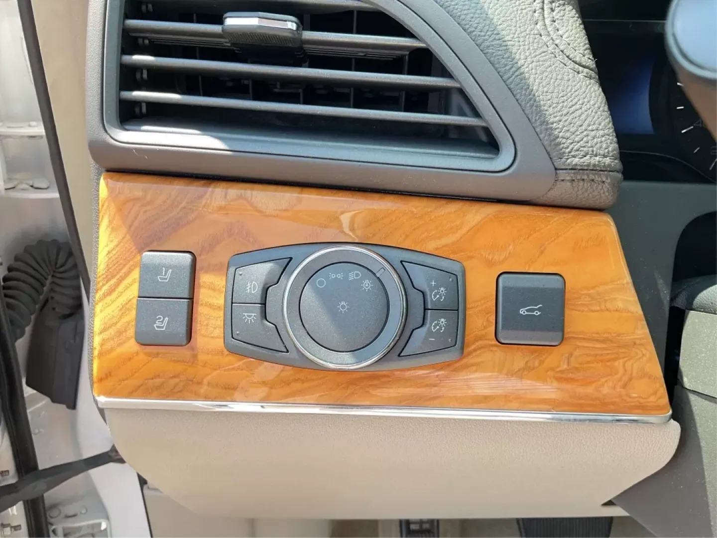 2015 Lincoln MKX Base (2LMDJ6JK7FB) with an Other engine, located at 1184 Kauffman Ave, Fairborn, OH, 45324, (937) 908-9800, 39.807072, -84.030914 - ### Luxurious Comfort Awaits: 2015 Lincoln MKX at Advantage Car and Credit<br /> <br /> Are you searching for a vehicle that effortlessly combines style, comfort, and performance? Look no further! The 2015 Lincoln MKX is perfect for growing families and individuals who appreciate the finer things in - Photo#17