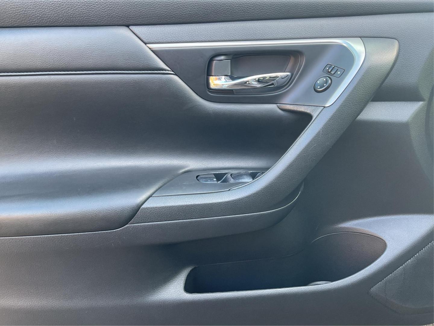 2015 Nissan Altima 2.5 S (1N4AL3AP5FN) with an Other engine, located at 401 Woodman Dr, Riverside, OH, 45431, (937) 908-9800, 39.760899, -84.123421 - 2015 Nissan Altima 2.5 S - Photo#17