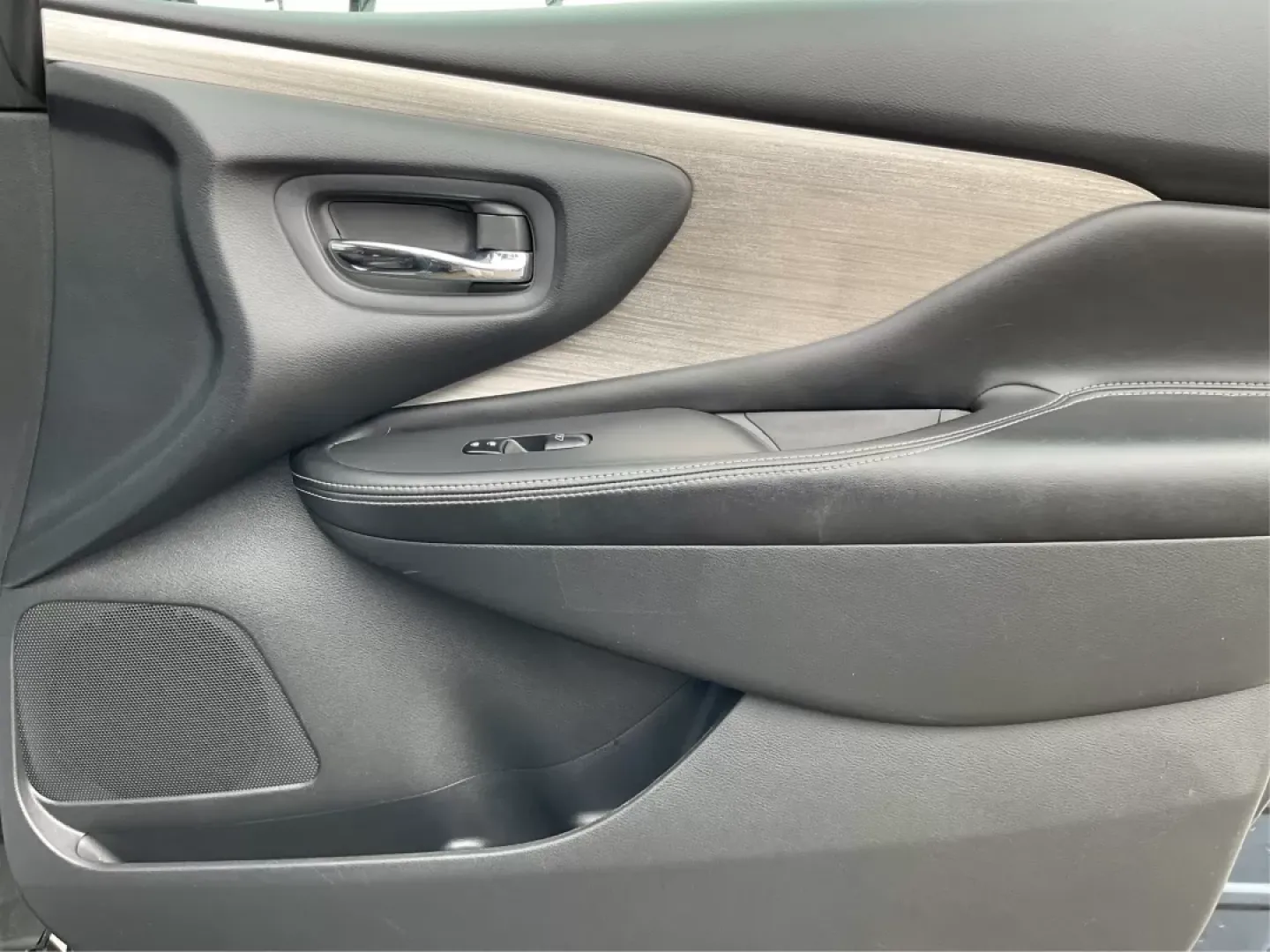 2015 Nissan Murano SV (5N1AZ2MH9FN) with an 3.5L V-6 DOHC engine, located at 1230 East Main St, Xenia, OH, 45385, (937) 908-9800, 39.688026, -83.910172 - Are you ready to elevate your family adventures or daily commutes? The 2015 Nissan Murano SV is the perfect vehicle to transform your driving experience! With its spacious interior and modern features, this SUV is designed for those who crave comfort and versatility, making it ideal for both busy fa - Photo#18