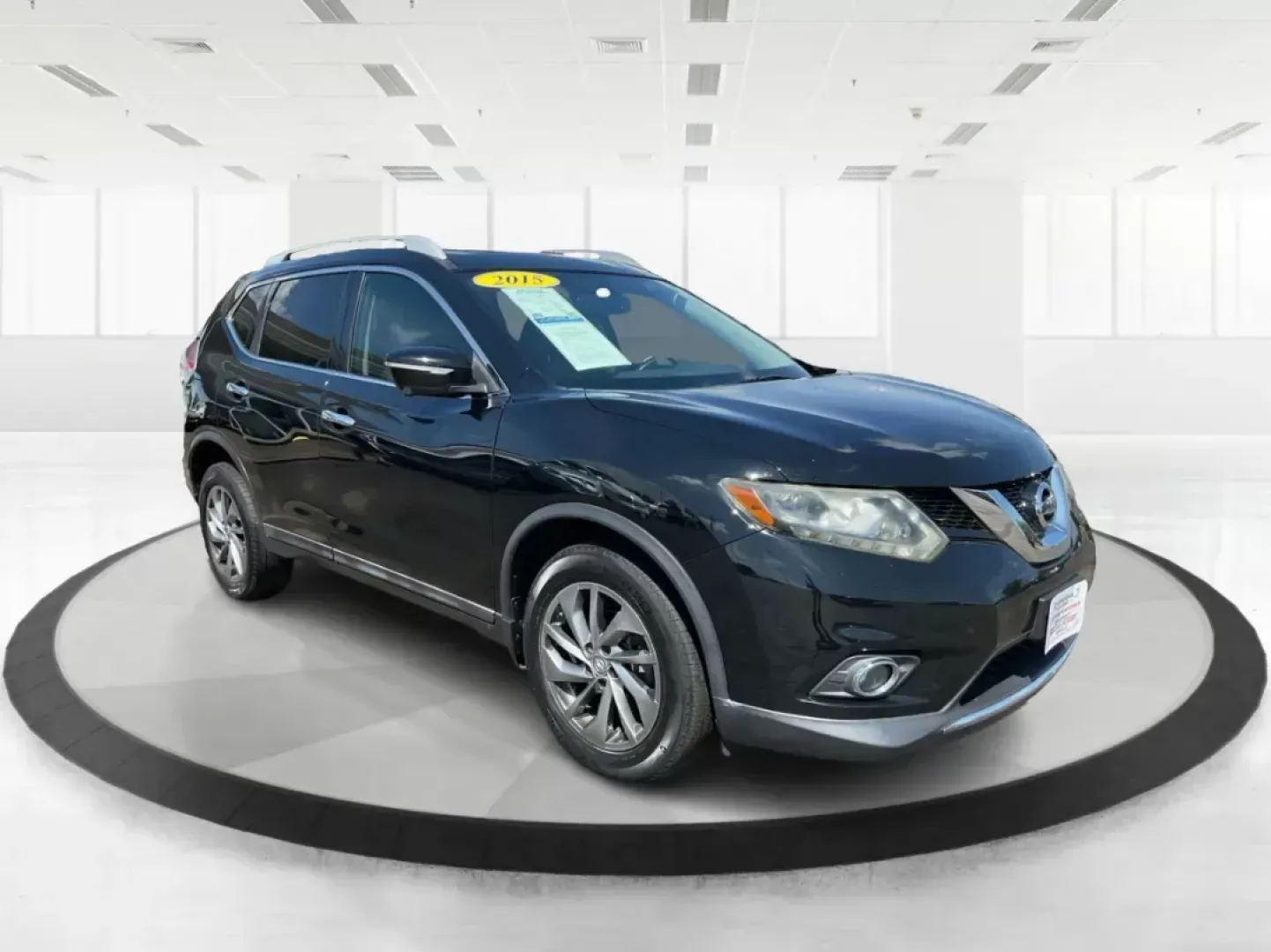 2015 Nissan Rogue SL (5N1AT2MV5FC) with an 2.5L I-4 DOHC engine, located at 401 Woodman Dr, Riverside, OH, 45431, (937) 908-9800, 39.760899, -84.123421 - Unleash adventure and elevate your daily commute with the 2015 Nissan Rogue SL, available now at Advantage Car and Credit, your trusted Buy Here Pay Here dealership in Fairborn, OH. Located at 1184 Kauffman Ave, Fairborn, OH 45324, we specialize in providing flexible financing options, ideal for bud - Photo#0