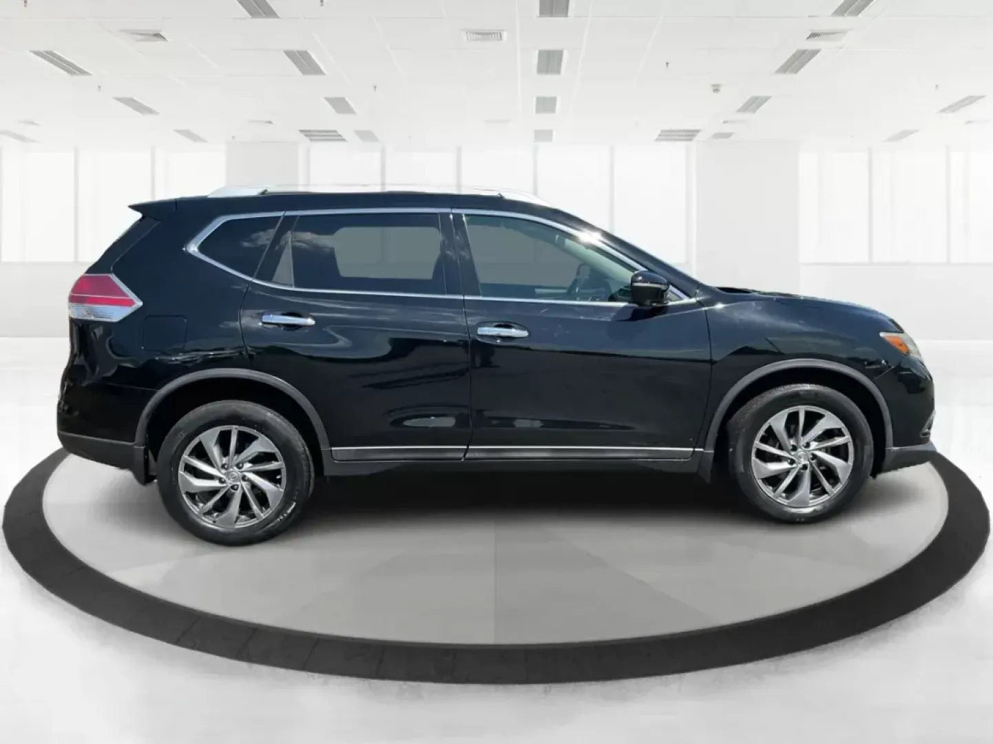 2015 Nissan Rogue SL (5N1AT2MV5FC) with an 2.5L I-4 DOHC engine, located at 401 Woodman Dr, Riverside, OH, 45431, (937) 908-9800, 39.760899, -84.123421 - Unleash adventure and elevate your daily commute with the 2015 Nissan Rogue SL, available now at Advantage Car and Credit, your trusted Buy Here Pay Here dealership in Fairborn, OH. Located at 1184 Kauffman Ave, Fairborn, OH 45324, we specialize in providing flexible financing options, ideal for bud - Photo#1