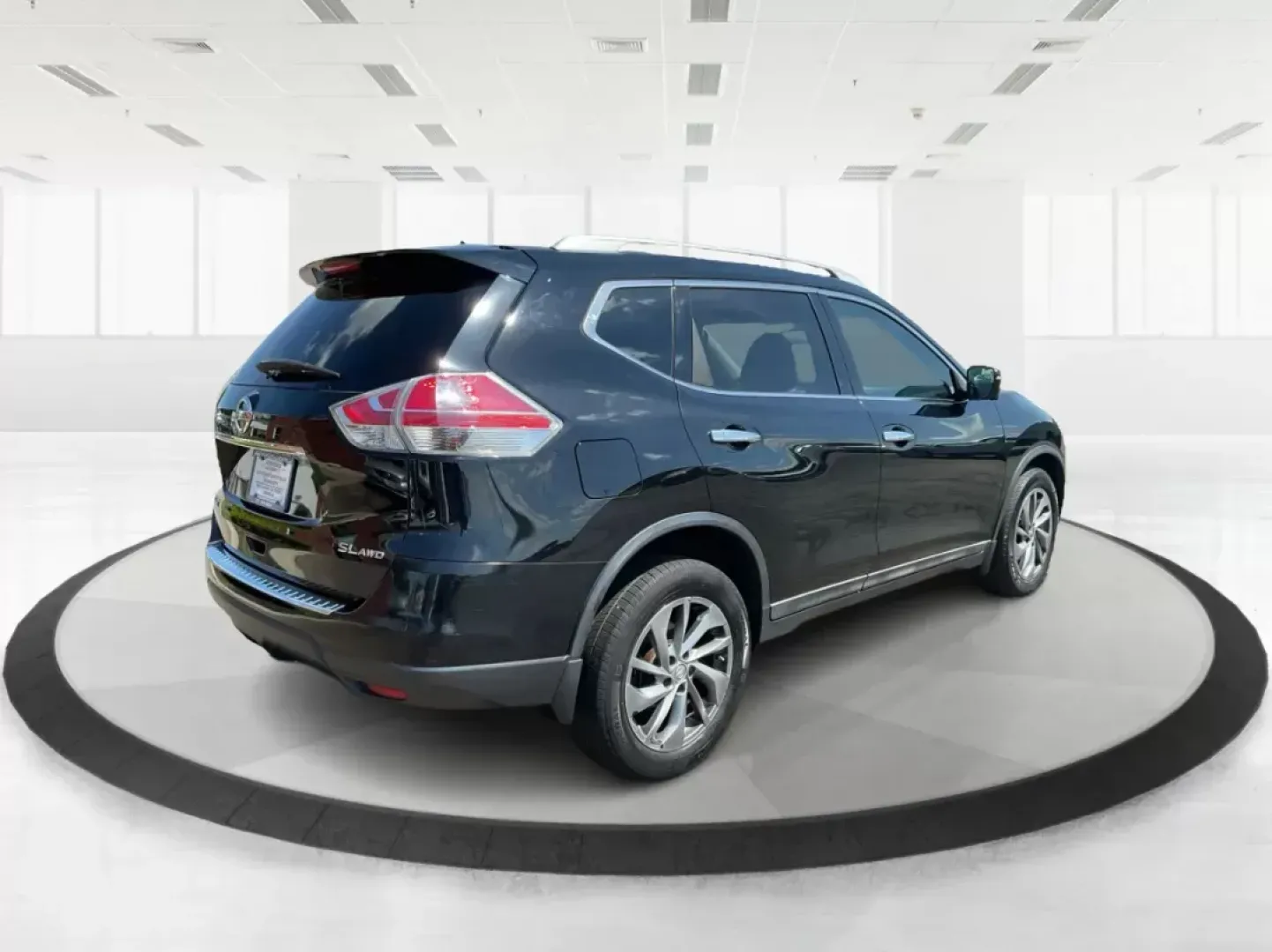 2015 Nissan Rogue SL (5N1AT2MV5FC) with an 2.5L I-4 DOHC engine, located at 401 Woodman Dr, Riverside, OH, 45431, (937) 908-9800, 39.760899, -84.123421 - Unleash adventure and elevate your daily commute with the 2015 Nissan Rogue SL, available now at Advantage Car and Credit, your trusted Buy Here Pay Here dealership in Fairborn, OH. Located at 1184 Kauffman Ave, Fairborn, OH 45324, we specialize in providing flexible financing options, ideal for bud - Photo#2