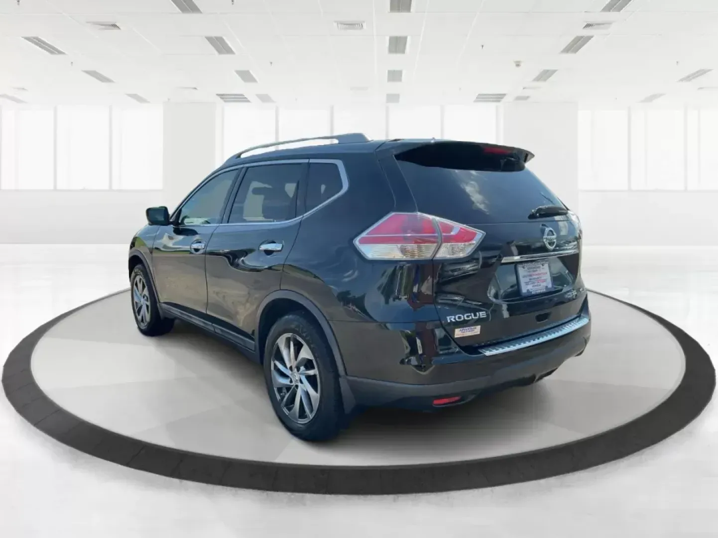 2015 Nissan Rogue SL (5N1AT2MV5FC) with an 2.5L I-4 DOHC engine, located at 401 Woodman Dr, Riverside, OH, 45431, (937) 908-9800, 39.760899, -84.123421 - Unleash adventure and elevate your daily commute with the 2015 Nissan Rogue SL, available now at Advantage Car and Credit, your trusted Buy Here Pay Here dealership in Fairborn, OH. Located at 1184 Kauffman Ave, Fairborn, OH 45324, we specialize in providing flexible financing options, ideal for bud - Photo#4