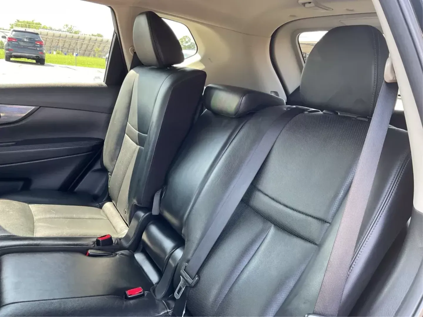 2015 Nissan Rogue SL (5N1AT2MV5FC) with an 2.5L I-4 DOHC engine, located at 401 Woodman Dr, Riverside, OH, 45431, (937) 908-9800, 39.760899, -84.123421 - Unleash adventure and elevate your daily commute with the 2015 Nissan Rogue SL, available now at Advantage Car and Credit, your trusted Buy Here Pay Here dealership in Fairborn, OH. Located at 1184 Kauffman Ave, Fairborn, OH 45324, we specialize in providing flexible financing options, ideal for bud - Photo#9